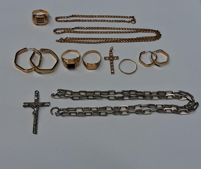 Fotografia de mobiliário: Lote de objetos em ouro, prata e outros metais