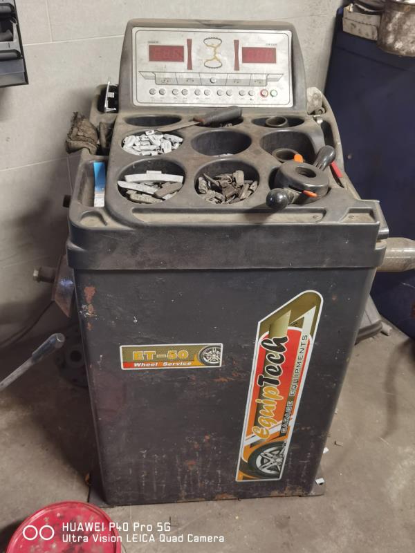Fotografia de equipamento: MAQUINA EQUILIBRADORA DE RODAS, MARCA EQUIPTECA, MODELO ET-50, EM RAZOVEL ESTADO