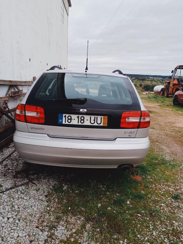 Veículo Volvo V40 1.6 a gasolina do ano de 2003 - Monforte