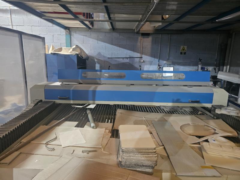 Fotografia de equipamento: MAQUINA DE LAZER