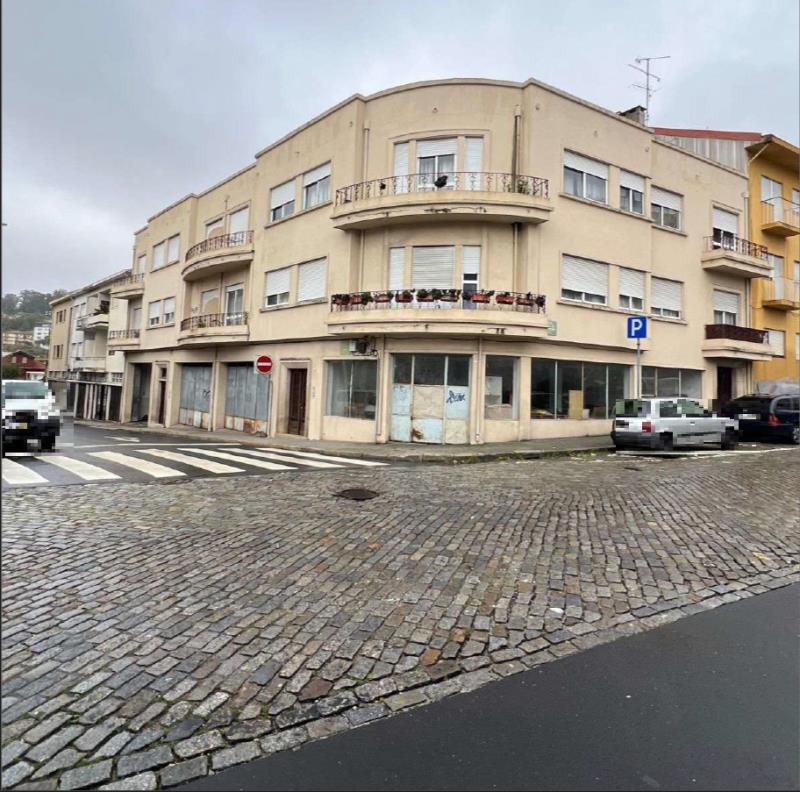 Fotografia de imóvel: PRÉDIO DE RÉS DO CHÃO E 2 ANDARES EM CAMPANHÃ - PORTO