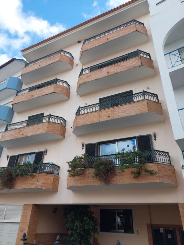 Fotografia de imóvel: Apartamento T2 4º andar com elevador - central com 2 lugares de garagem em Lagoa