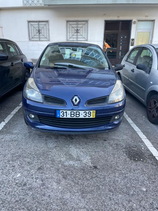 Fotografia de veículo: Veículo de passageiros da marca Renault