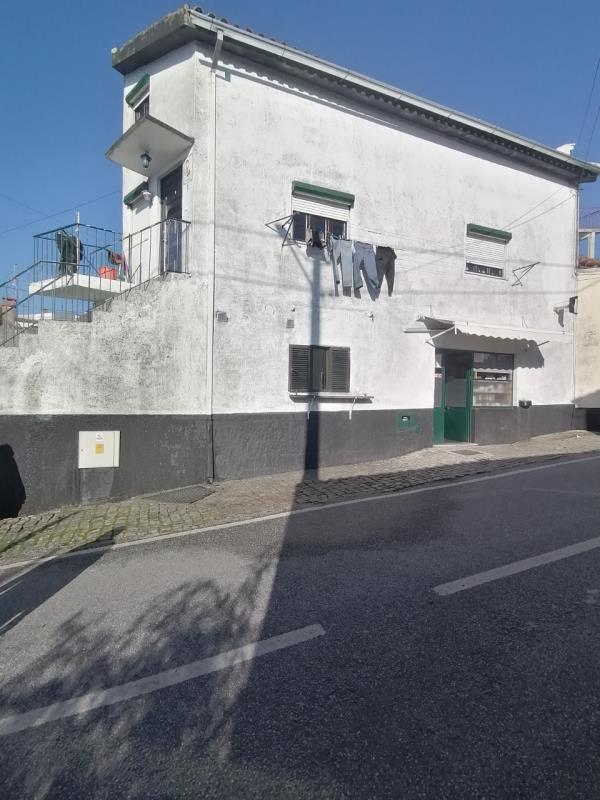 Fotografia de imóvel: prédio de habitação e estabelecimento comercial no R/C (café)