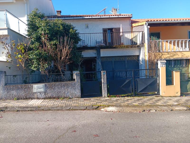Fotografia de imóvel: Casa de dois pavimentos com quintal, em São João da Pesqueira