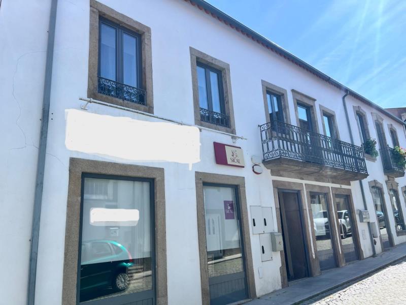 Fotografia de imóvel: Imóvel sito no R/C afecta a comércio e serviços no centro de Mogadouro