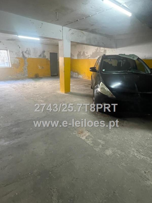 Lugar de estacionamento coberto em Oliveira do Douro, Vila Nova de Gaia