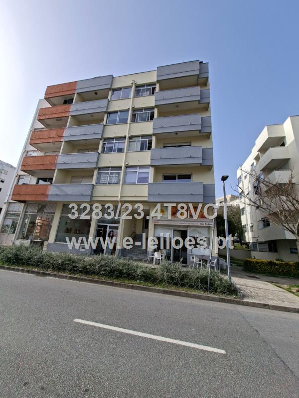 Apartamento com 3 quartos ( T-3) e varanda