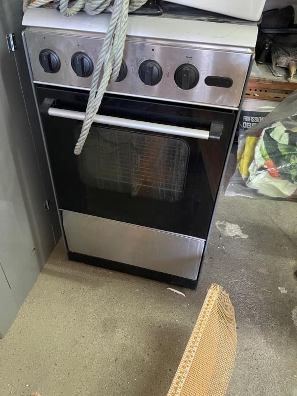 Fotografia de mobiliário: Fogão a gás com 4 elementos na parte superior e forno na parte inferior