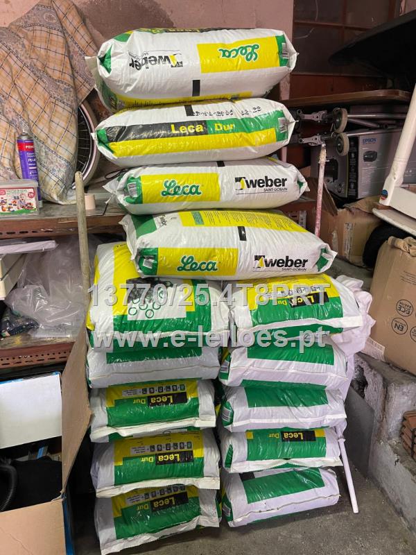 14 Sacos de Leca da marca Weber de 50 Litros cada, de cor cinza