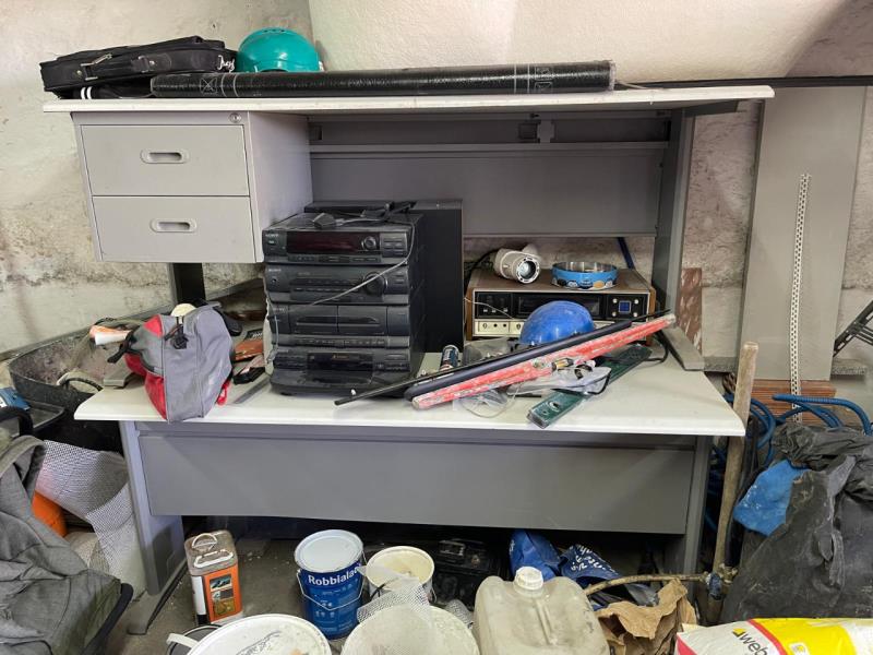 Fotografia de mobiliário: 2 Secretárias de cor cinza em metal