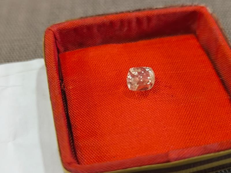 Fotografia de mobiliário: Diamante no estado bruto em forma molecular
