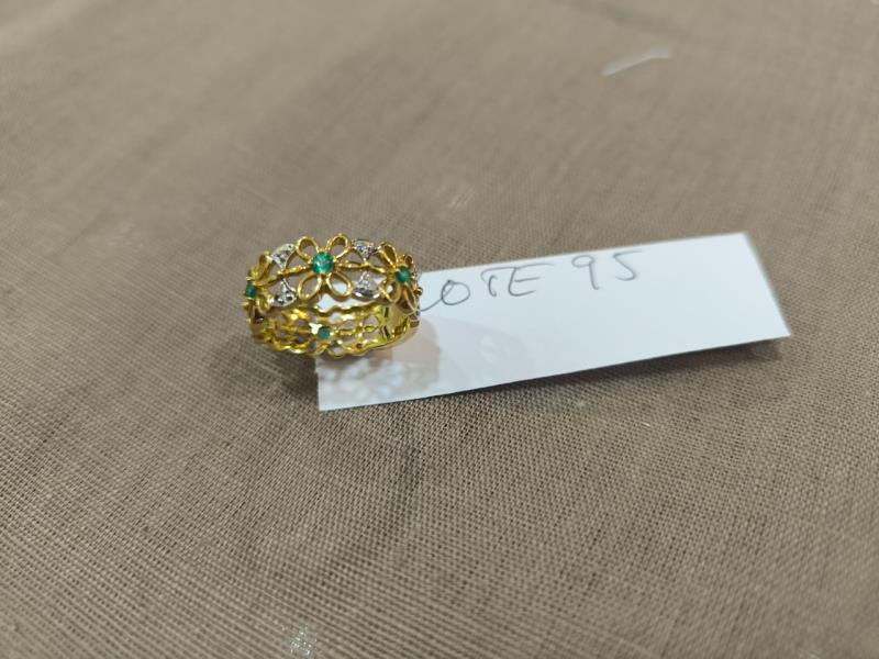 Fotografia de mobiliário: Anel em ouro com flores, com 5 esmeraldas e 12 diamantes