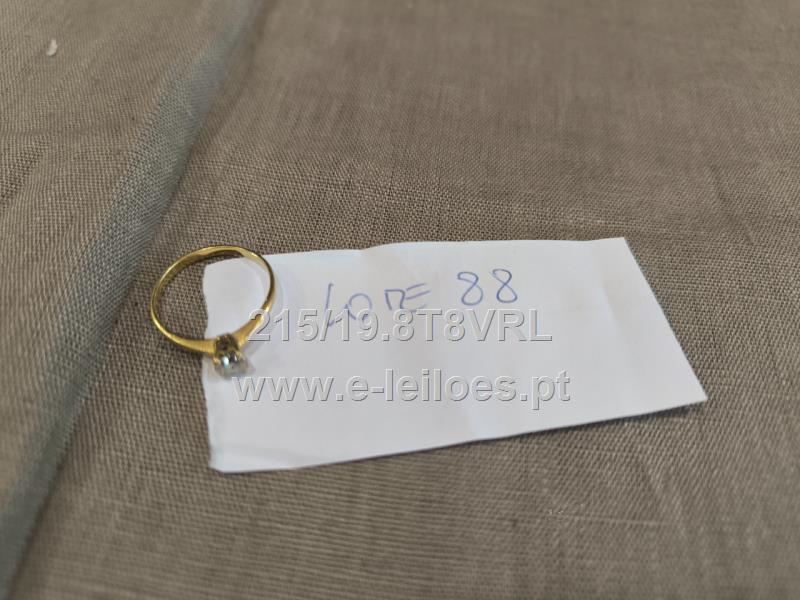 Anel solitario em ouro cravejado com diamante