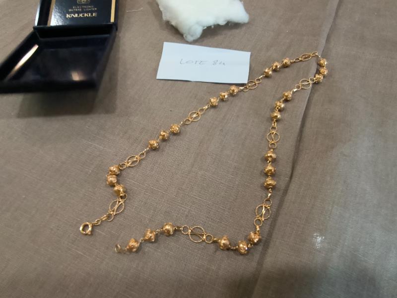 Fotografia de mobiliário: Colar em ouro com elos de argolas filigranadas e contas