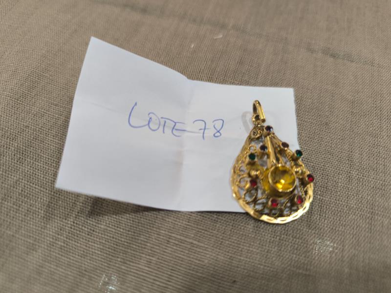 Fotografia de mobiliário: Pendente em ouro filigranado em formato de lágrima