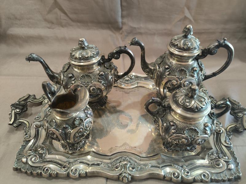 Fotografia de mobiliário: Serviço de chá e café com tabuleiro em prata