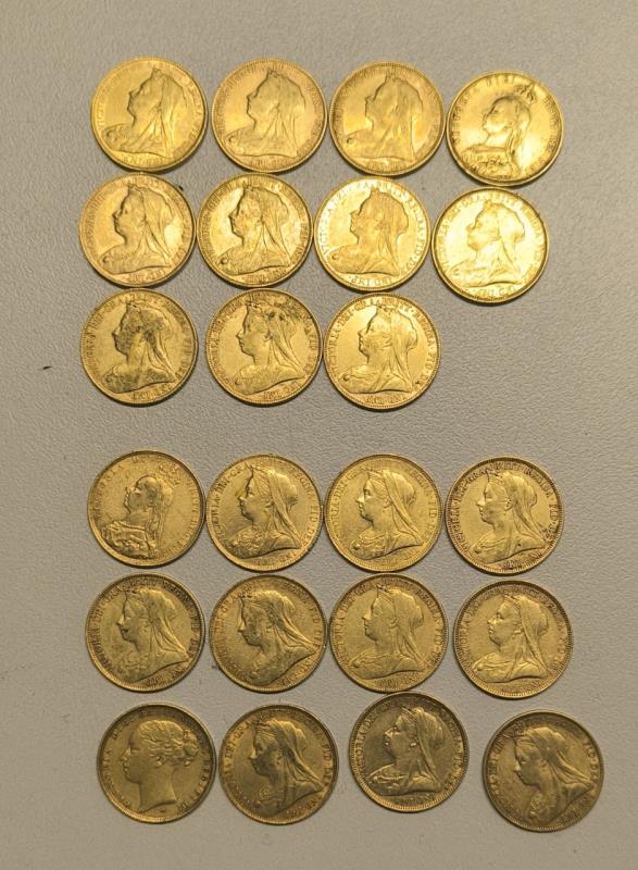 Fotografia de mobiliário: 23 Moedas, libras em ouro da rainha Vitória