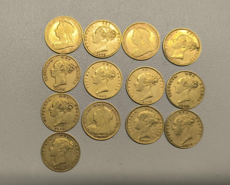 Fotografia de mobiliário: 13 moedas, meia libras em ouro da rainha Vitoria