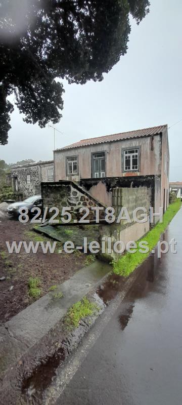 Casa de dois pisos, dependência e quintal - S.Roque do Pico