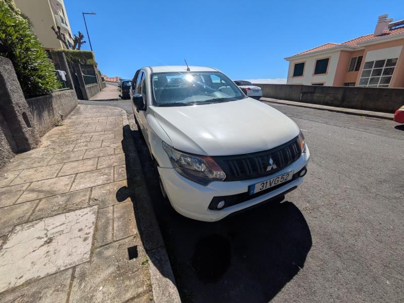 Fotografia de veículo: Veículo automóvel da marca MITSUBISHI L200