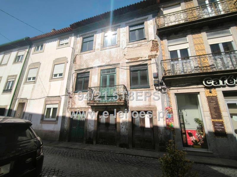 Prédio de r/c, 2 andares e sótão na Vila de Fão
