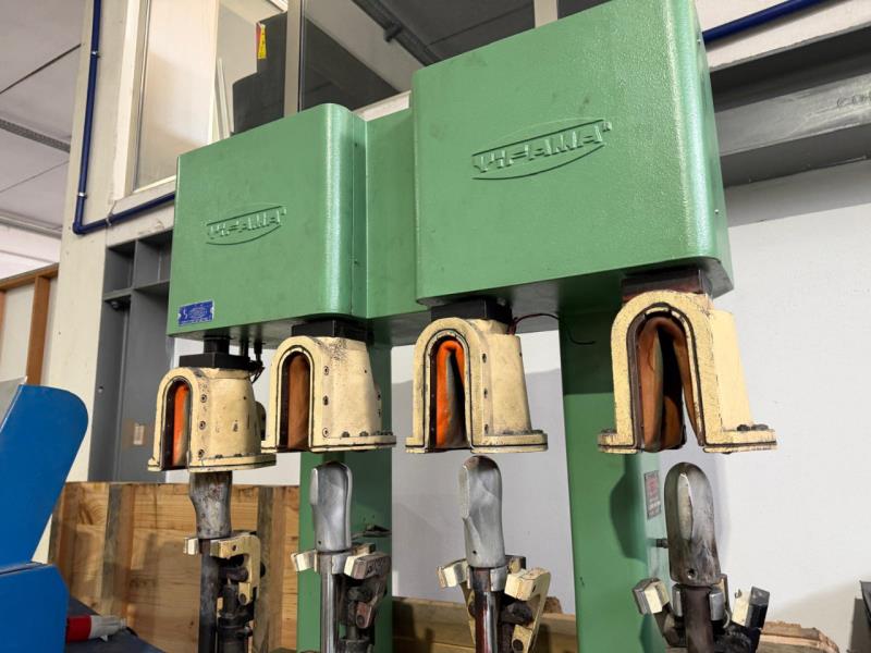 Fotografia de máquina: Máquinas de uso Industrial de Calçado