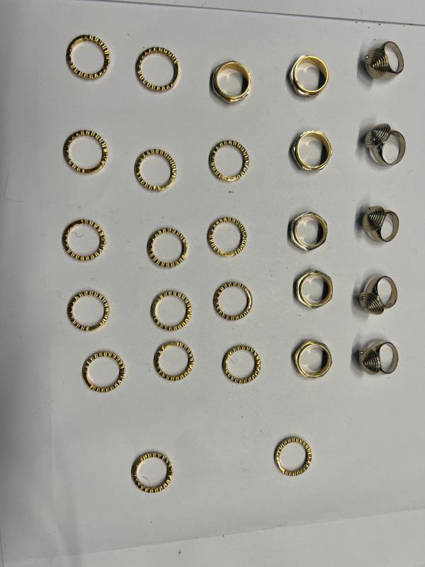 Fotografia de mobiliário: Lote de objetos em ouro amarelo de 800‰.