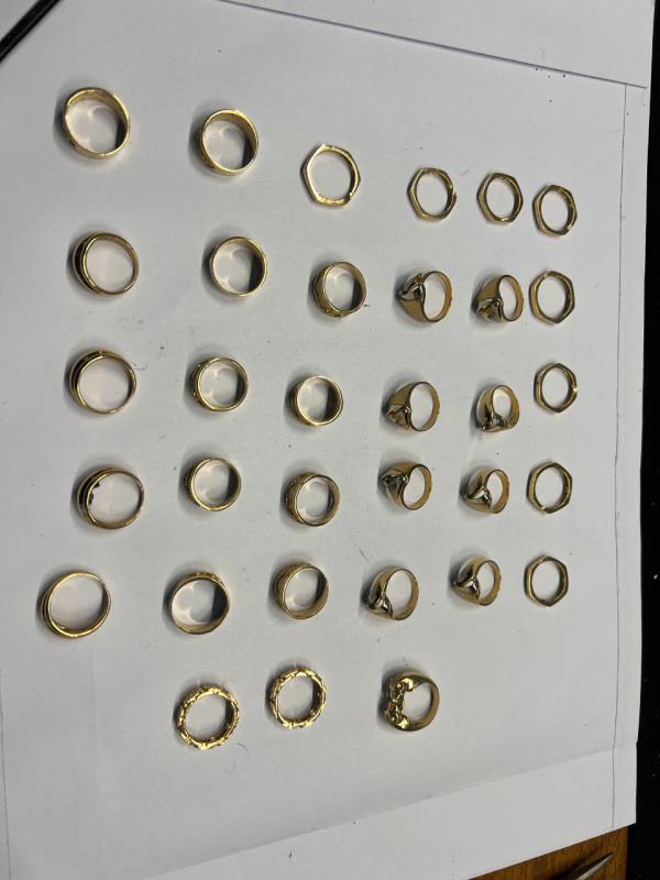 Fotografia de mobiliário: Lote de objetos em ouro amarelo de 800‰.