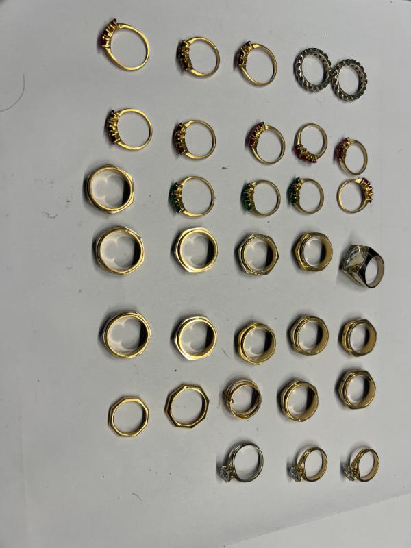 Fotografia de mobiliário: Lote de objetos em ouro amarelo de 800‰.