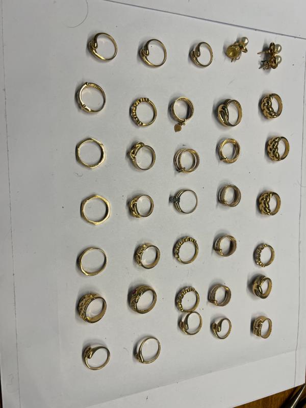 Fotografia de mobiliário: Lote de objetos em ouro amarelo de 800‰.