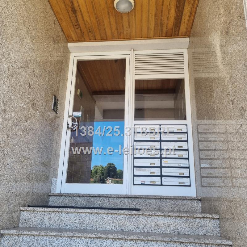 APARTAMENTO T 3 COM 1 ARRECADAÇÃO E 1 GARAGEM
