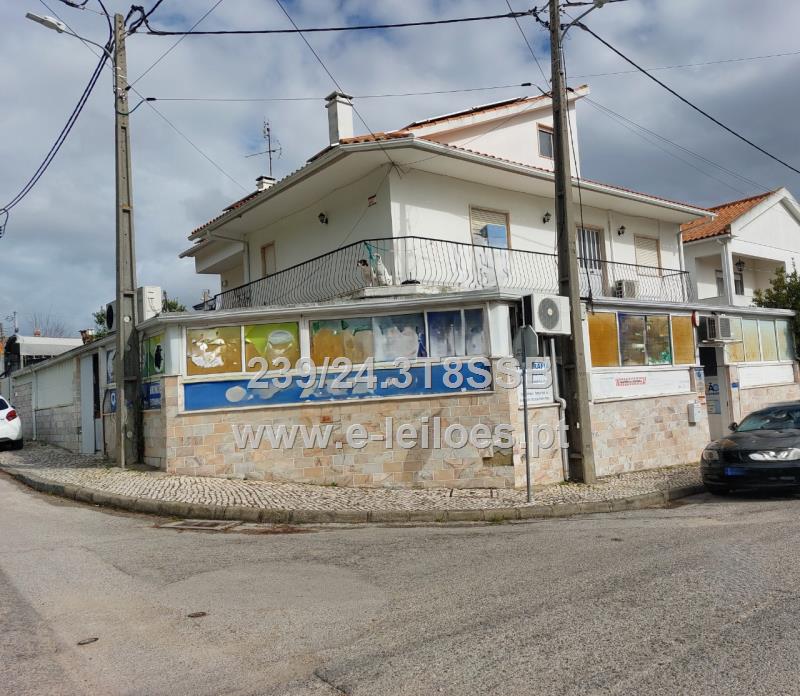 MORADIA DE R/C, 1º ANDAR E SOTÃO NA QTA. CONDE