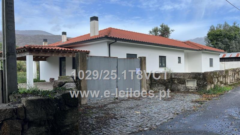 Parcela de terreno destinada a construção e benfeitoria (moradia)