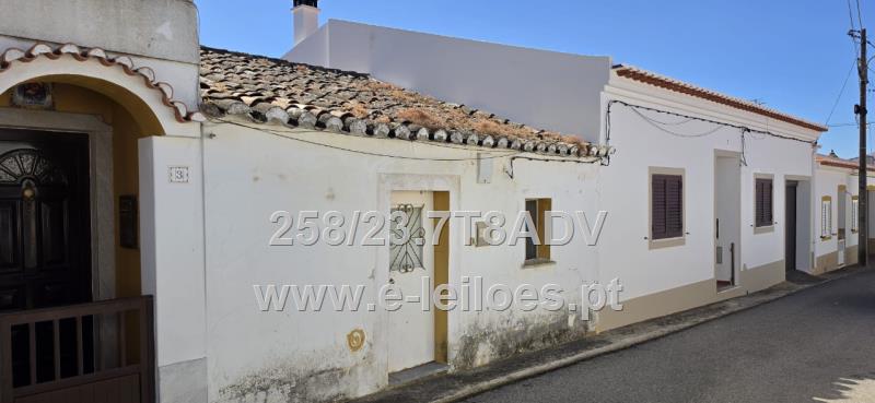 Casa térrea situada em Aldeia dos Fernandes, concelho de Almodôvar