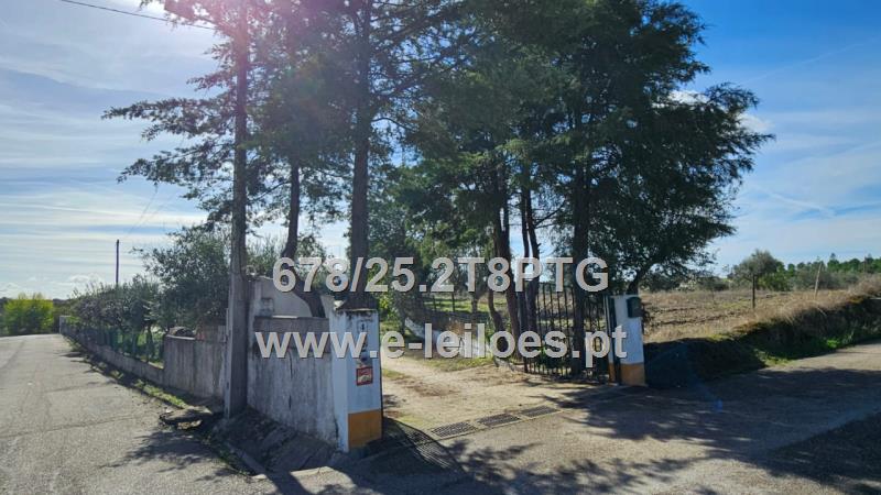 Casa destinada a habitação de Rés-do-Chão com 6 divisões assoalhadas