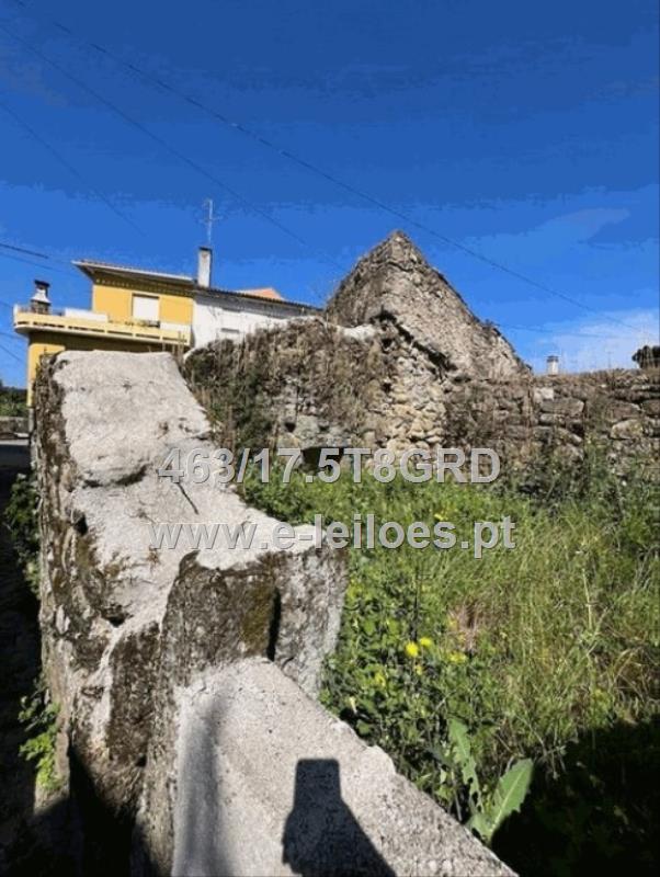 Prédio urbano que serve de palheira, em Vila Nova de Tazem
