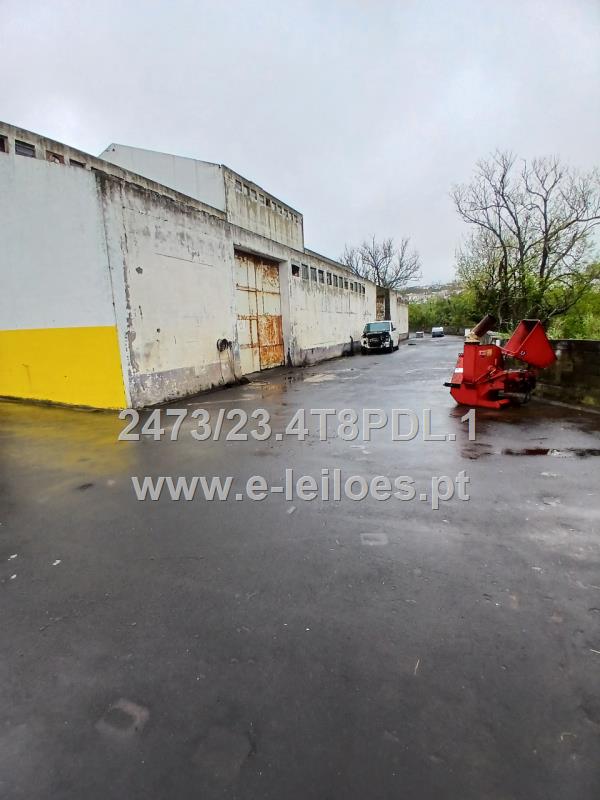 Prédio urbano destinado a armazém e actividade industrial.
