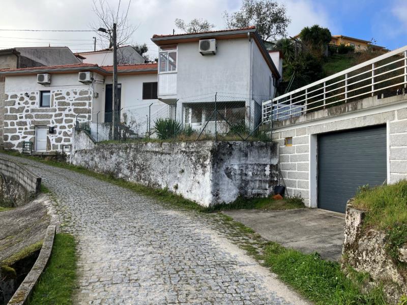 Fotografia de imóvel: 1 / 2 (Um Meio) Prédio Urbano, em Valadares