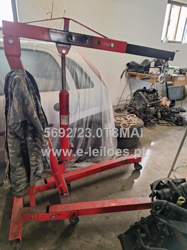 Vários aparelhos e ferramentas de oficina automóvel