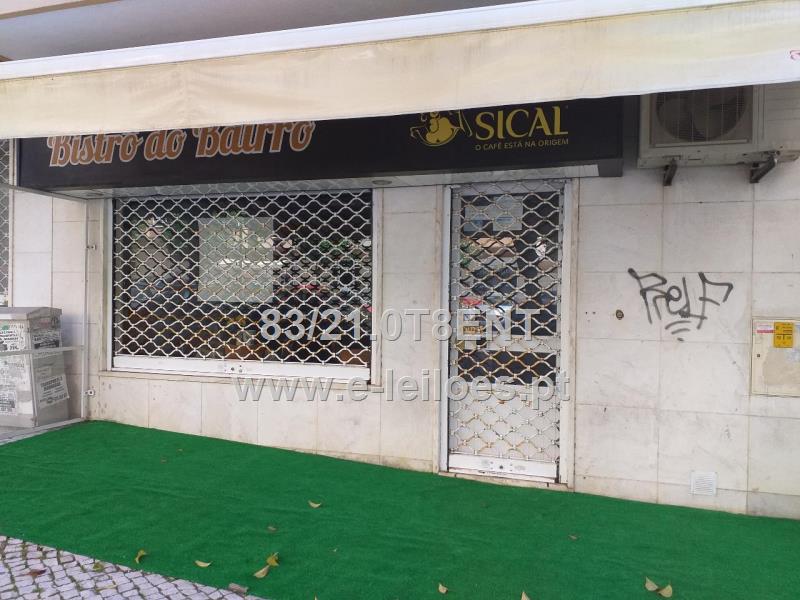 Fracção destinada a comercio Av.ª de Fitares