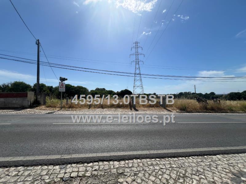 Imóvel junto à estrada nacional, dentro da vila de Palmela
