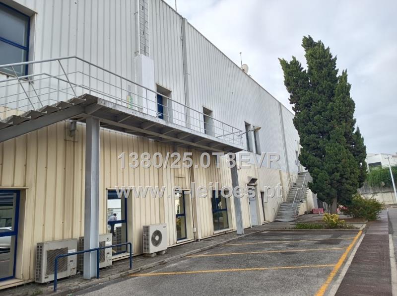 Fração autónoma, destinada a comércio e serviços em construção tipo industrial