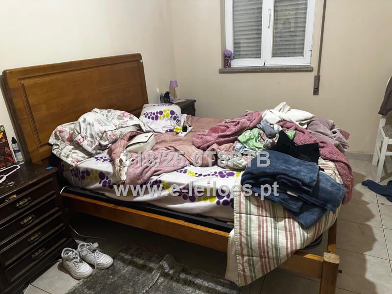 Cama de casal e mesinhas de cabeceira