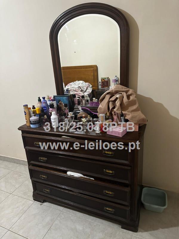 Cómoda e espelho