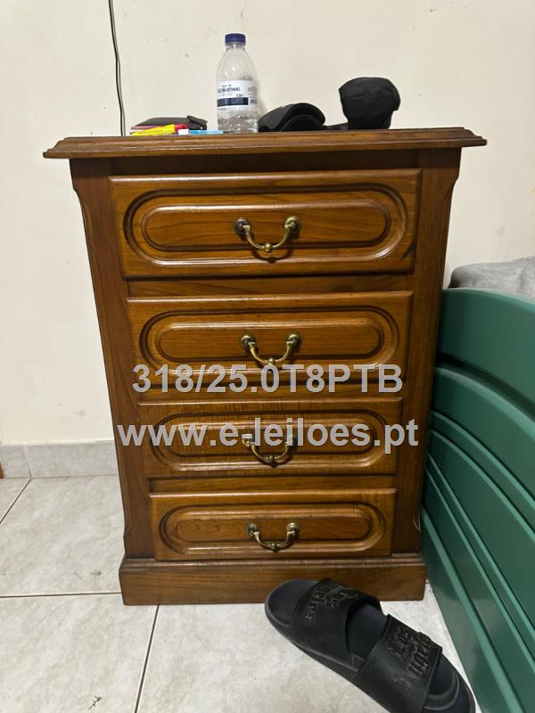 Duas mesinhas de cabeceira