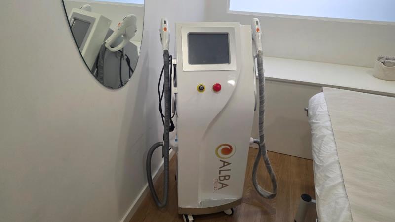 Fotografia de equipamento: 1 máquina de laser da marca “ALBA TECH 2.0”
