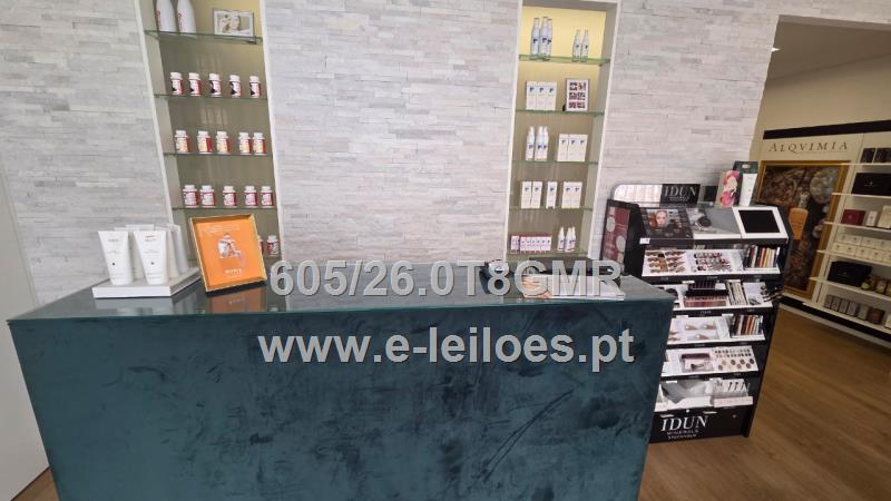 Lote de bens móveis composto por equipamentos de estética, móveis e produtos