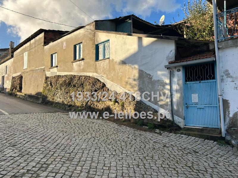 2/3 do prédio urbano em Santa Maria de Emeres, Valpaços