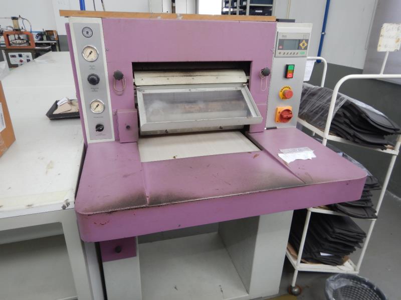 Fotografia de equipamento: Máquina para indústria do calçado